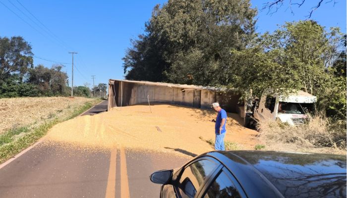 Campo Bonito – Carreta carregada com milho tomba na PR 474